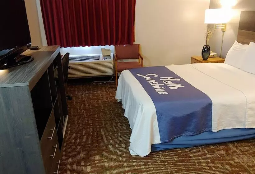 هتل Days Inn By Wyndham Westeau Claire