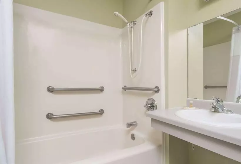 هتل Days Inn By Wyndham Westeau Claire