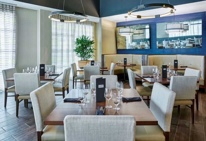 هتل Doubletree By Hilton Charlotte Uptown