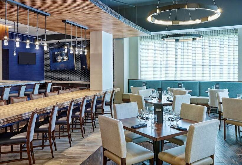 هتل Doubletree By Hilton Charlotte Uptown