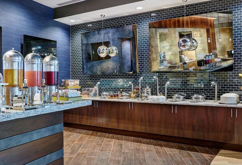 هتل Doubletree By Hilton Charlotte Uptown