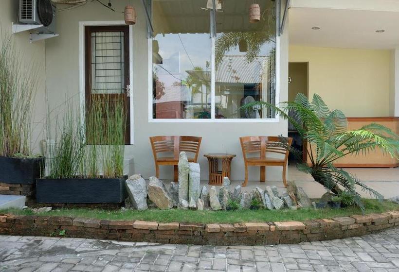 Hotel Oyo 1151 Ww House