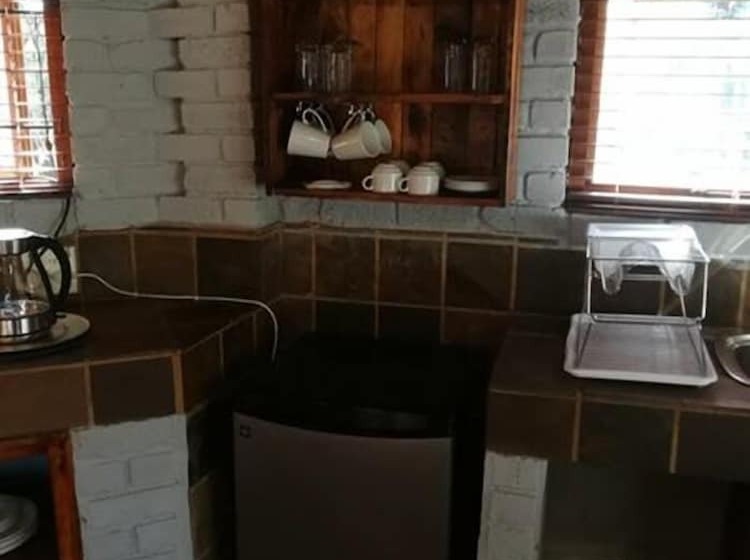 פנסיון Thandile Country Lodge