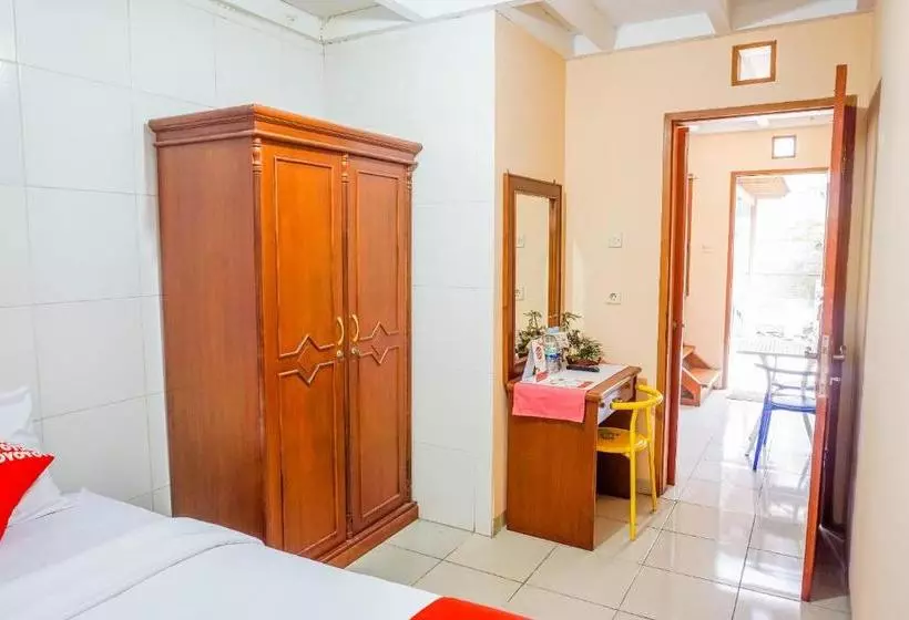 Retkeilymaja Cemara Asri By Oyo Rooms