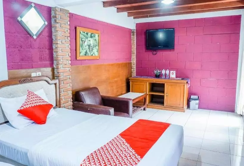 Retkeilymaja Cemara Asri By Oyo Rooms