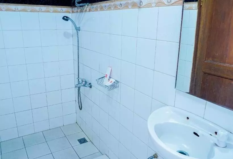 Retkeilymaja Cemara Asri By Oyo Rooms