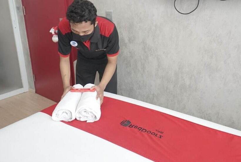 بنسيون Reddoorz Near Xt Square 2