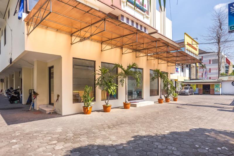 بنسيون Reddoorz Near Xt Square 2