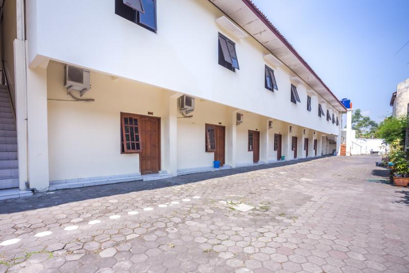 بنسيون Reddoorz Near Xt Square 2