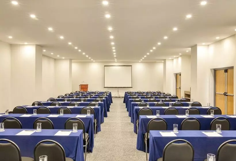 ホテル Fiesta Inn Guadalajara Periferico Poniente