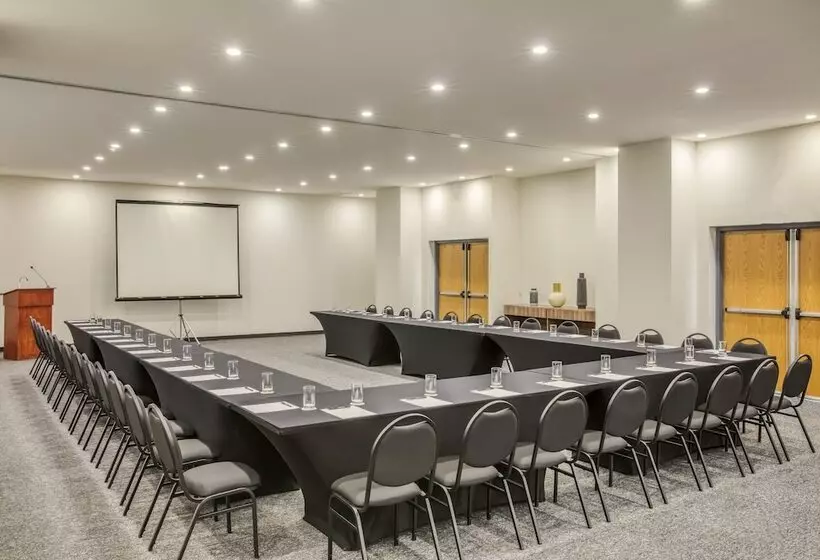 ホテル Fiesta Inn Guadalajara Periferico Poniente