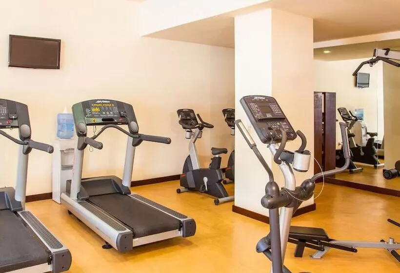 ホテル Fiesta Inn Guadalajara Periferico Poniente