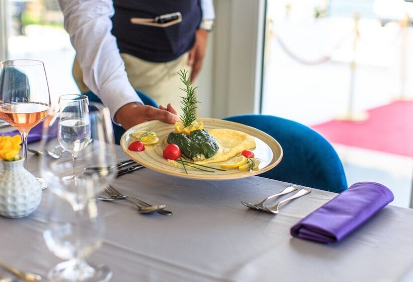 هتل Montebay Perla