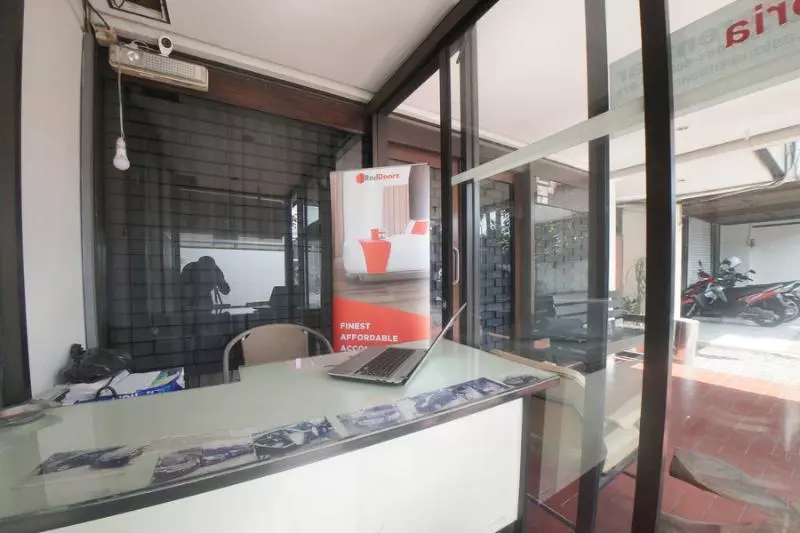 Hotelli Reddoorz Syariah Near Transmart Mx Malang