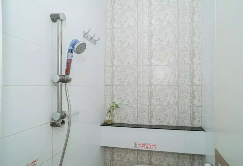 Hotelli Reddoorz Syariah Near Transmart Mx Malang