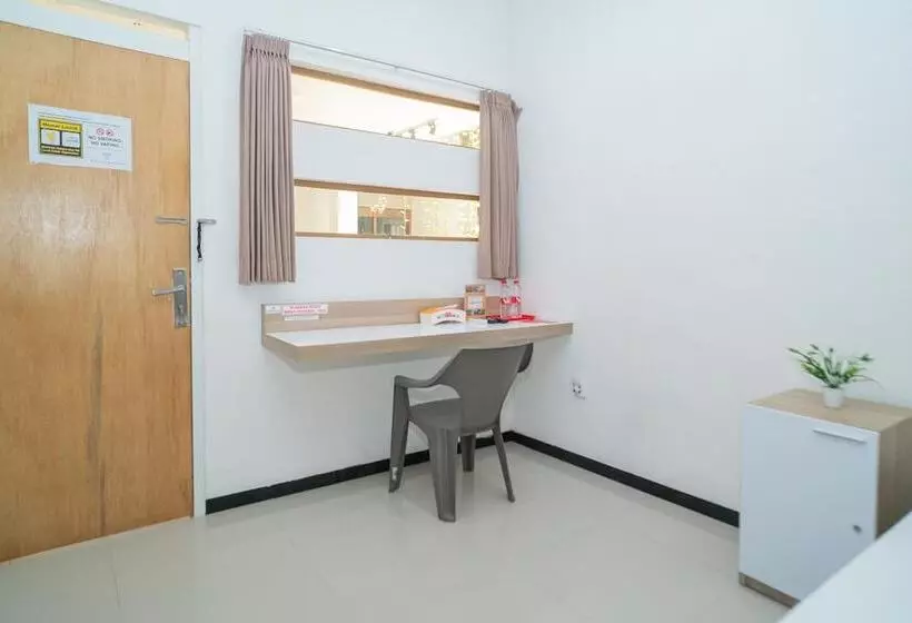 Hotelli Reddoorz Syariah Near Transmart Mx Malang