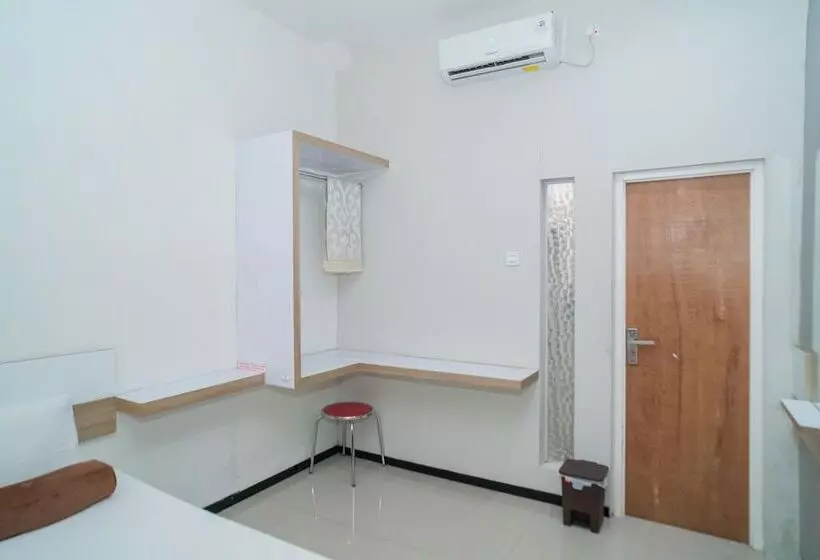 Hotelli Reddoorz Syariah Near Transmart Mx Malang