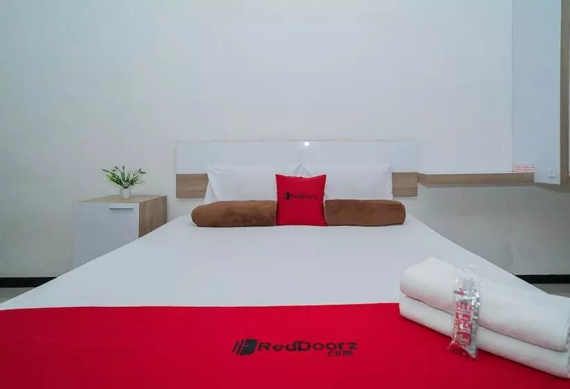 Hotelli Reddoorz Syariah Near Transmart Mx Malang
