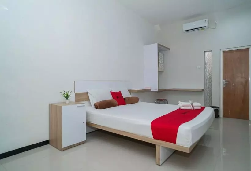 Hotelli Reddoorz Syariah Near Transmart Mx Malang