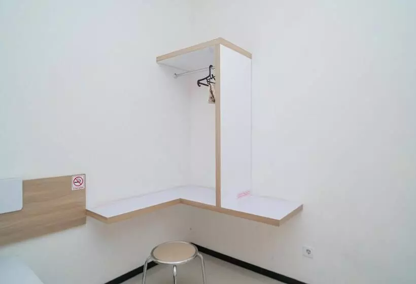 Hotelli Reddoorz Syariah Near Transmart Mx Malang