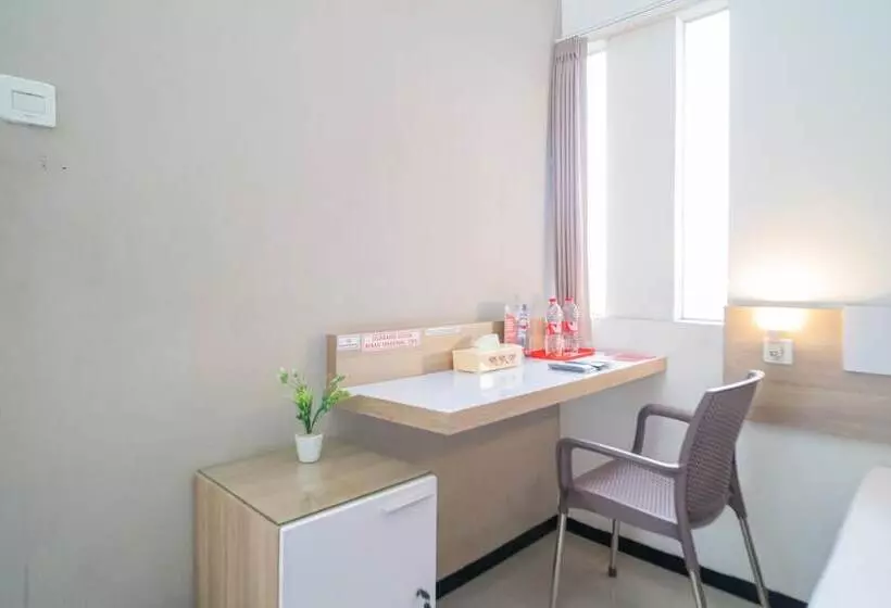 Hotelli Reddoorz Syariah Near Transmart Mx Malang