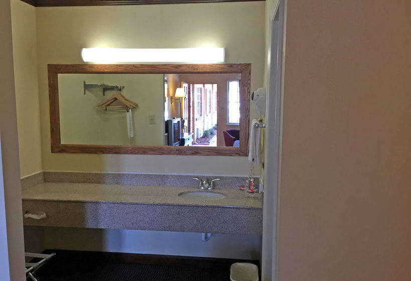 فندق Econo Lodge Colonial