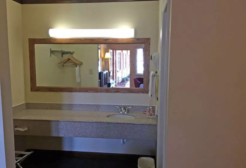 酒店 Econo Lodge Colonial