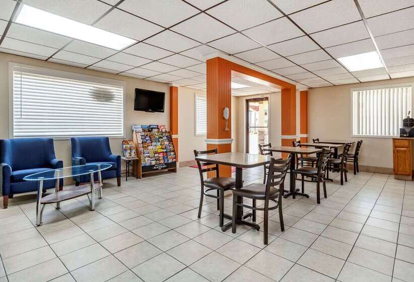 בית מלון כפרי Econo Lodge Hays I 70