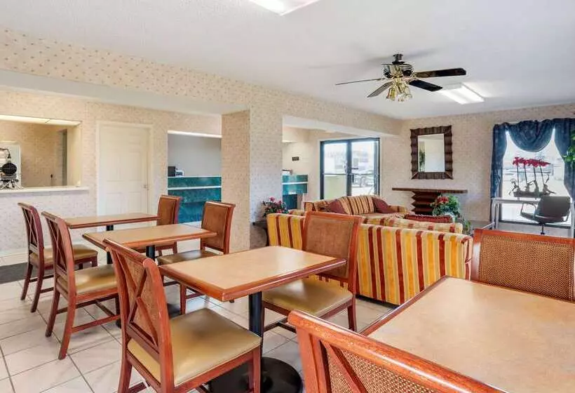 هتل Econo Lodge Pearl