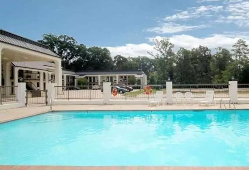 هتل Econo Lodge Pearl