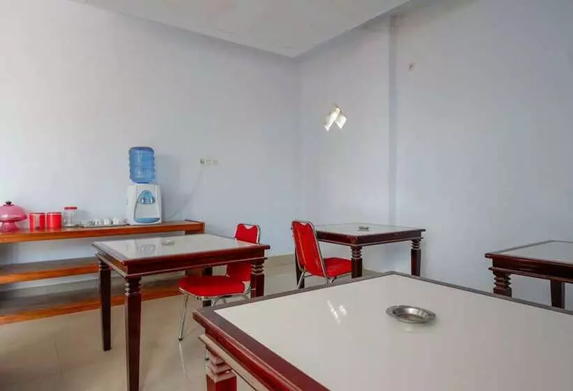 Hotelli Reddoorz Near Taman Kota Kendari