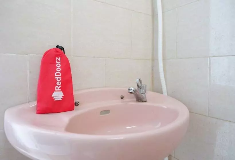 Hotelli Reddoorz Near Taman Kota Kendari