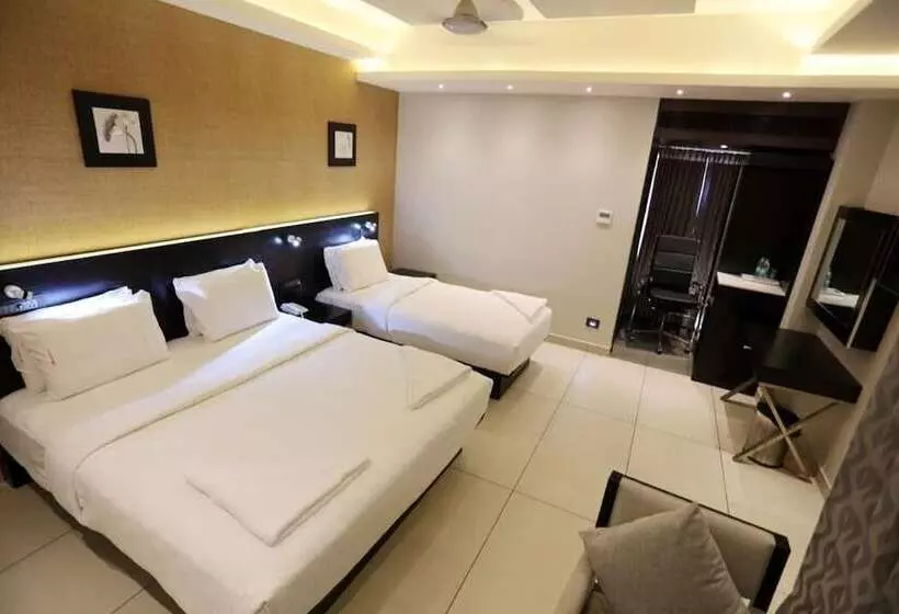Hotelli Lnb Residency