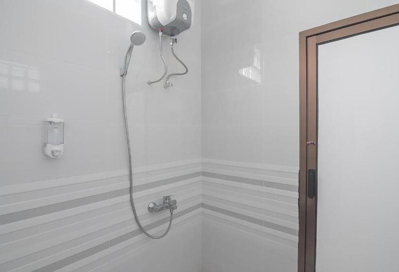 Hotelli Reddoorz Near Alun Alun Kc Haurgeulis