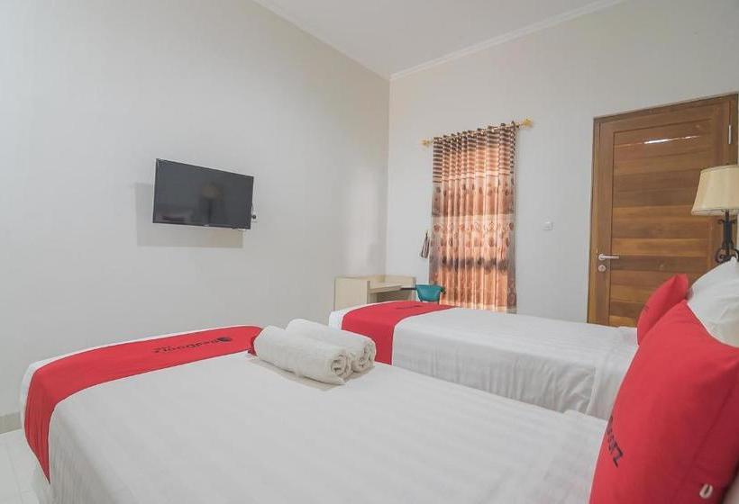 Otel Reddoorz Near Alun Alun Kc Haurgeulis