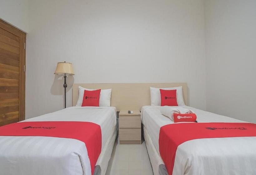 Otel Reddoorz Near Alun Alun Kc Haurgeulis