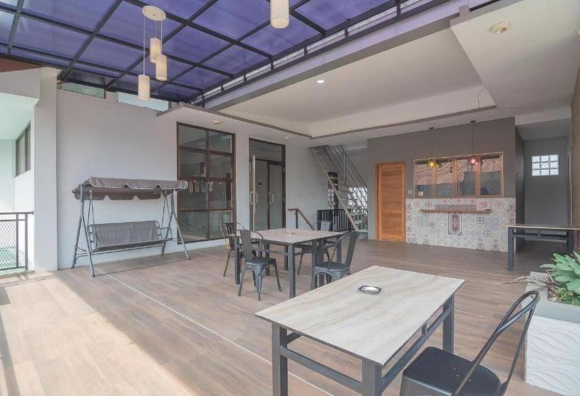 Otel Reddoorz Near Alun Alun Kc Haurgeulis