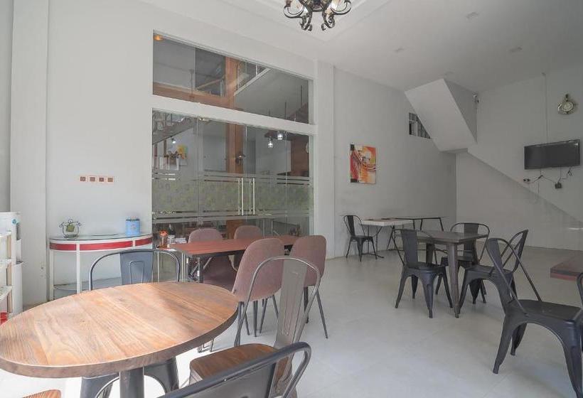 Otel Reddoorz Near Alun Alun Kc Haurgeulis