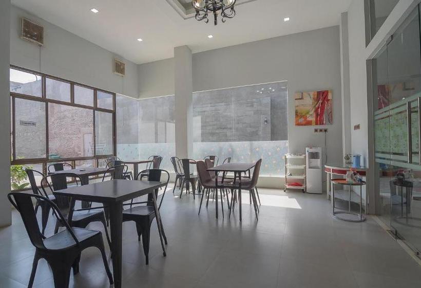 Hotelli Reddoorz Near Alun Alun Kc Haurgeulis