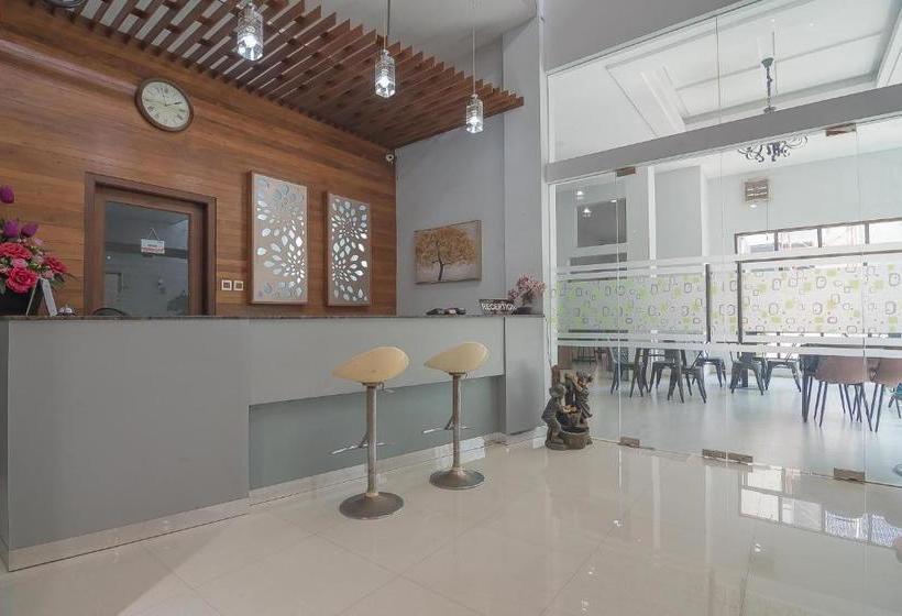 Otel Reddoorz Near Alun Alun Kc Haurgeulis