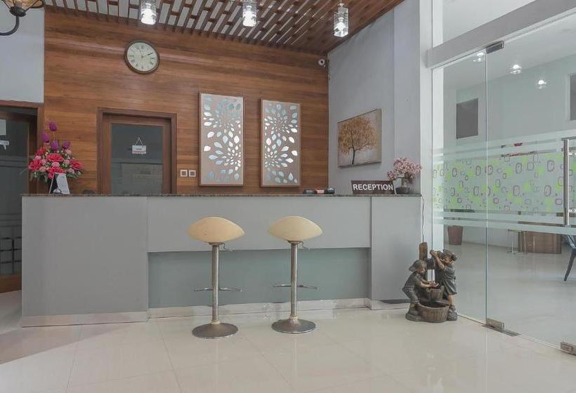 Otel Reddoorz Near Alun Alun Kc Haurgeulis