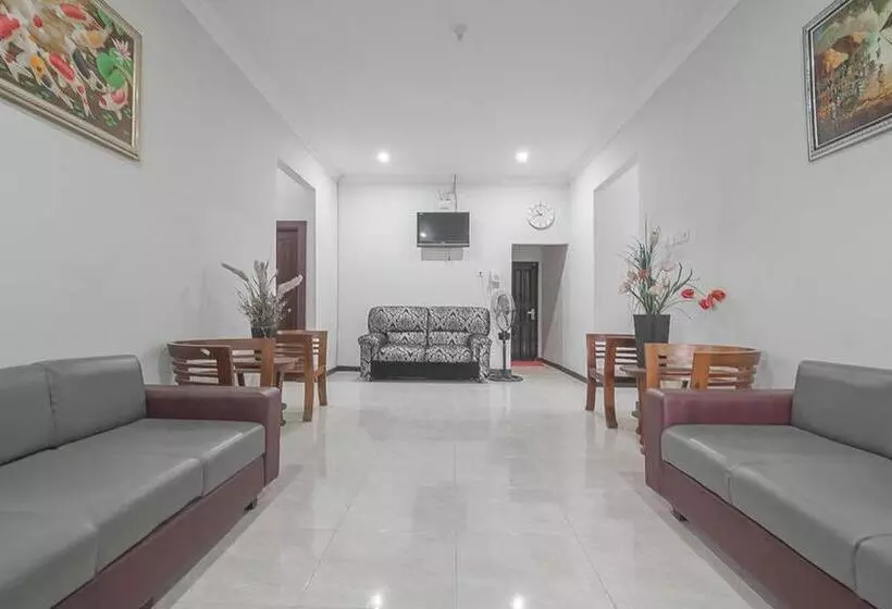 ホテル Reddoorz Syariah Near Taman Rozeline Penajam