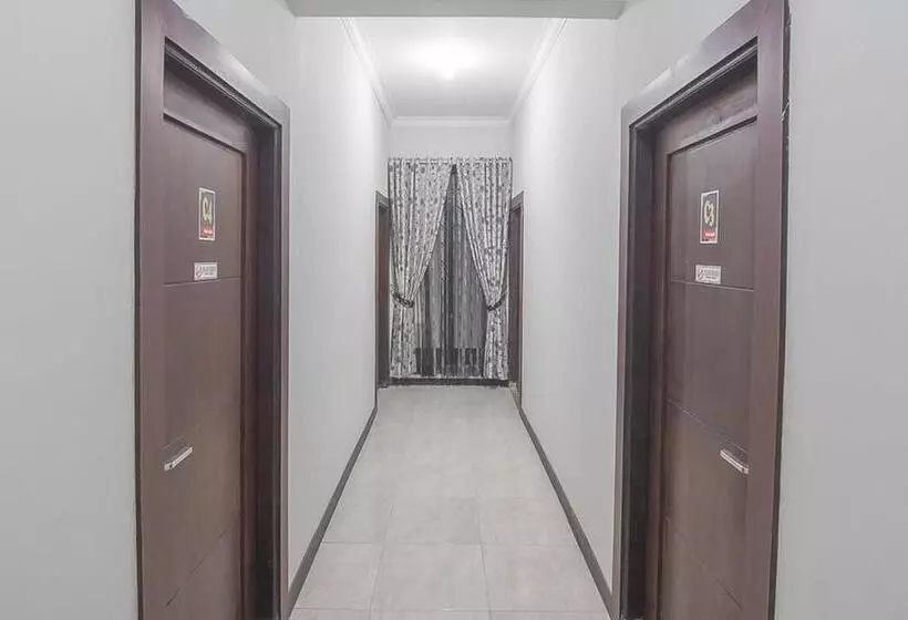 ホテル Reddoorz Syariah Near Taman Rozeline Penajam