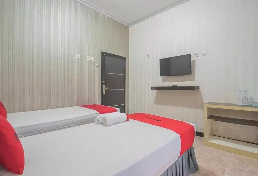 ホテル Reddoorz Syariah Near Taman Rozeline Penajam