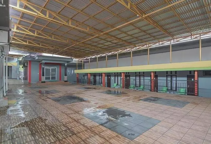 ホテル Reddoorz Syariah Near Taman Rozeline Penajam