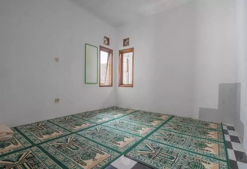 Majatalo Reddoorz Plus Near Alun Alun Kuningan