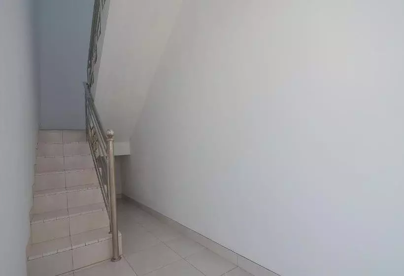 Majatalo Reddoorz Plus Near Alun Alun Kuningan