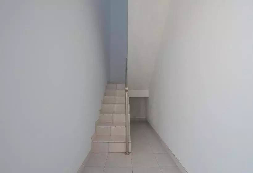 Majatalo Reddoorz Plus Near Alun Alun Kuningan