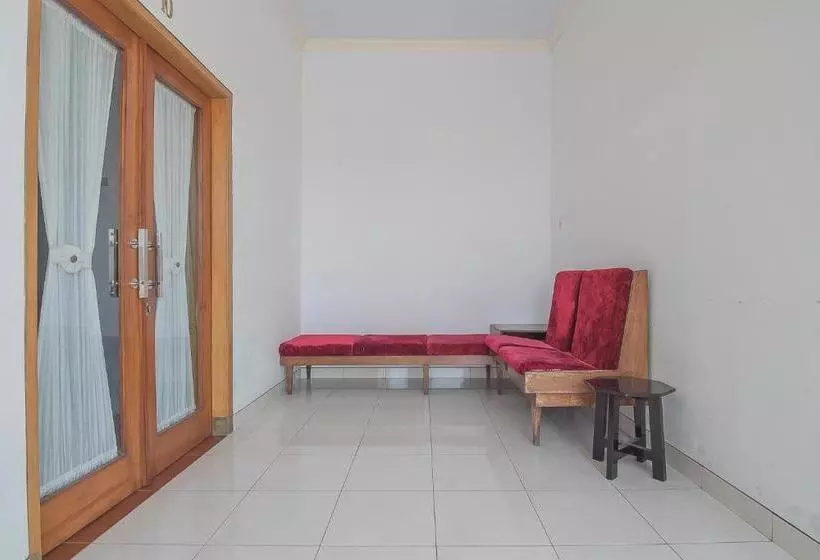 Majatalo Reddoorz Plus Near Alun Alun Kuningan