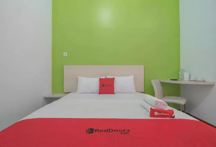 Majatalo Reddoorz Plus Near Alun Alun Kuningan